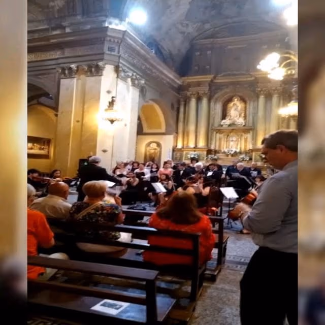 Concierto de oratorio en una iglesia, con público