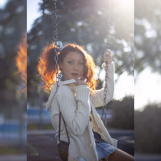 Retrato a contraluz de Eva McCat en una hamaca al atardecer